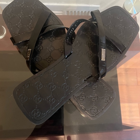Authentic Gucci slide in almost New Condition. Worn 1X. This is UNISEX..Size 9.5 - Picture 10 of 12